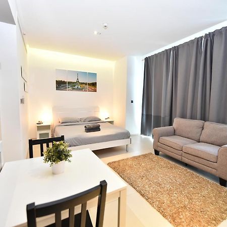 Cozy Studio Apt In Marina - Near Metro, Beach & Mall Appartement Dubai Buitenkant foto