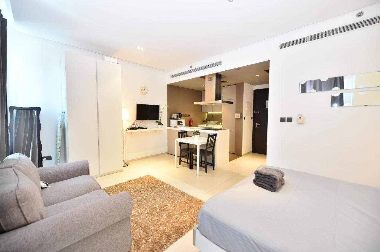 Cozy Studio Apt In Marina - Near Metro, Beach & Mall Appartement Dubai Buitenkant foto